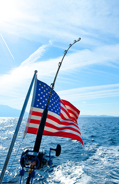 canna da pesca d'altura e bandiera americana - pesca daltura foto e immagini stock