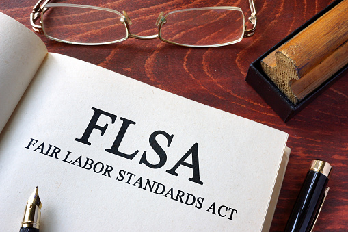 La página con las normas laborales justas de la FLSA actúa sobre una mesa. photo