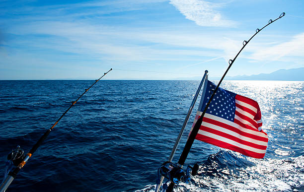 bandera americana y caña de pescar de alta mar - sailing ship industrial ship horizon shipping fotografías e imágenes de stock
