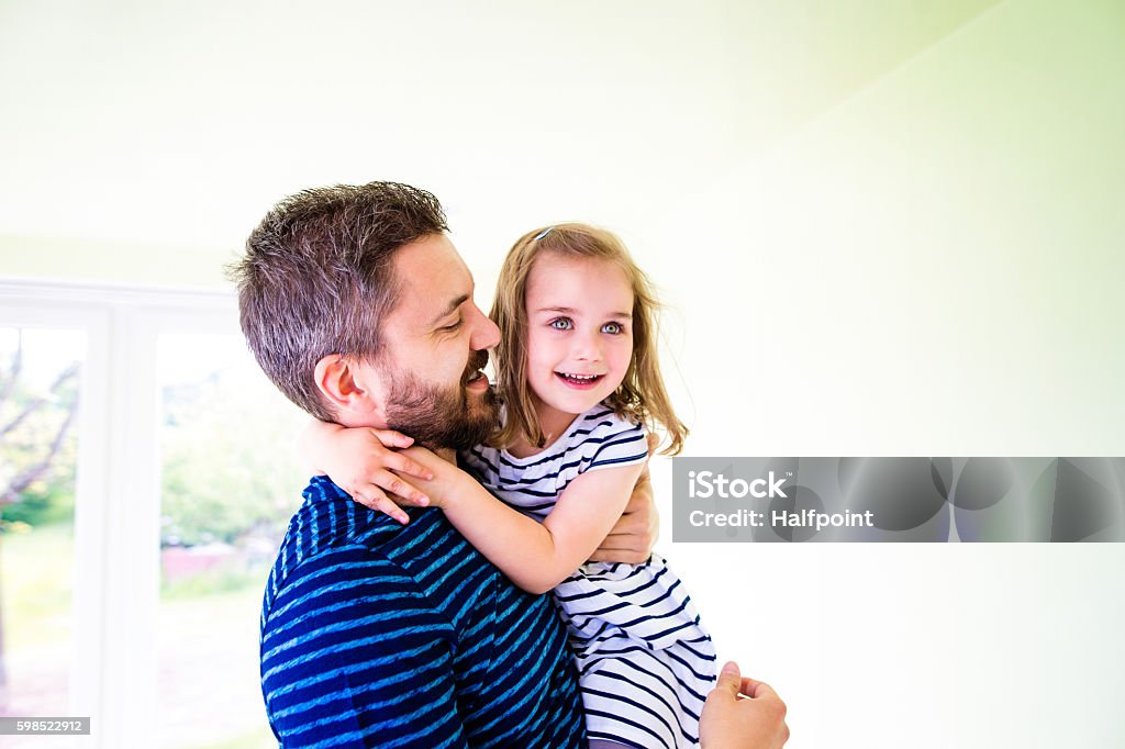 Acercamiento de inconformista padre sostiene a su hija pequeña - Foto de stock de Adulto libre de derechos