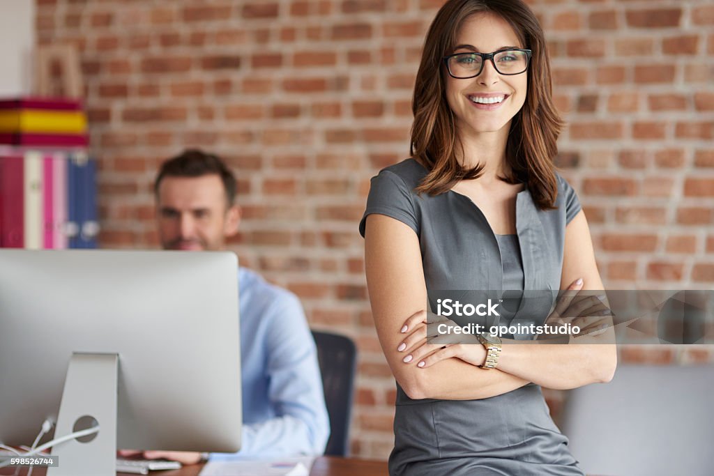 Mujer alegre y su colega de trabajo - Foto de stock de Ejecutiva libre de derechos