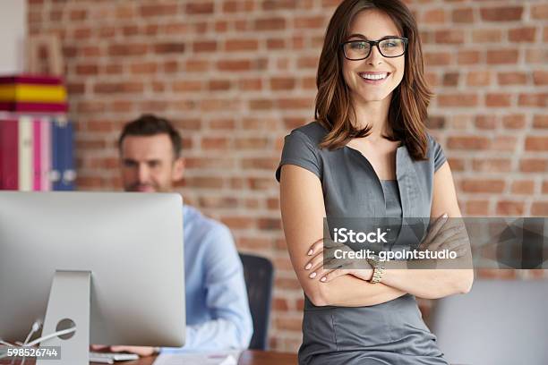 Mujer Alegre Y Su Colega De Trabajo Foto de stock y más banco de imágenes de Ejecutiva - Ejecutiva, Mujeres, Gafas