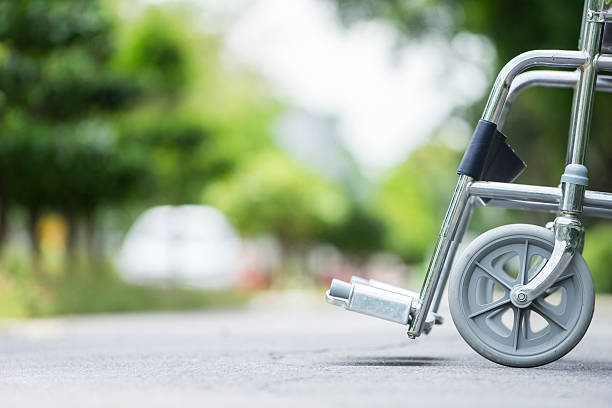 公園に駐車空の車椅子 - disablement ストックフォトと画像