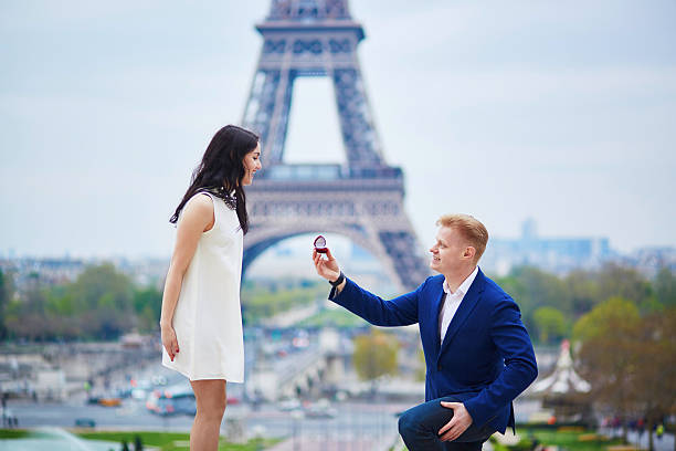 романтический участие в париже - honeymoon wedding paris france bride стоковые фото и изображения