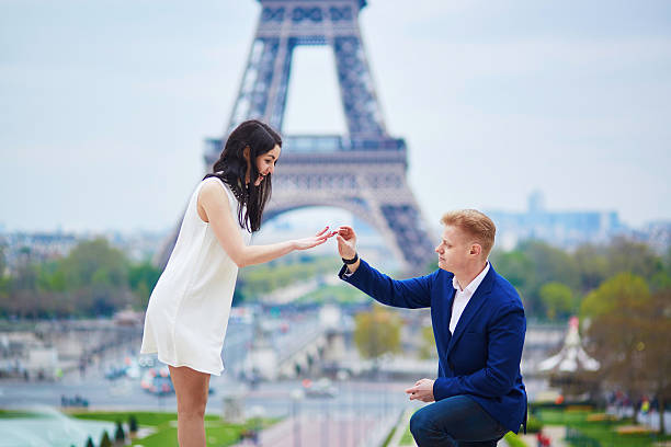 романтический участие в париже - honeymoon wedding paris france bride стоковые фото и изображения