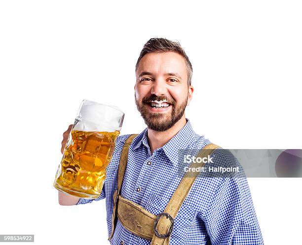 Mann In Traditioneller Bayerischer Kleidung Trinkt Bier Stockfoto und mehr Bilder von Bier