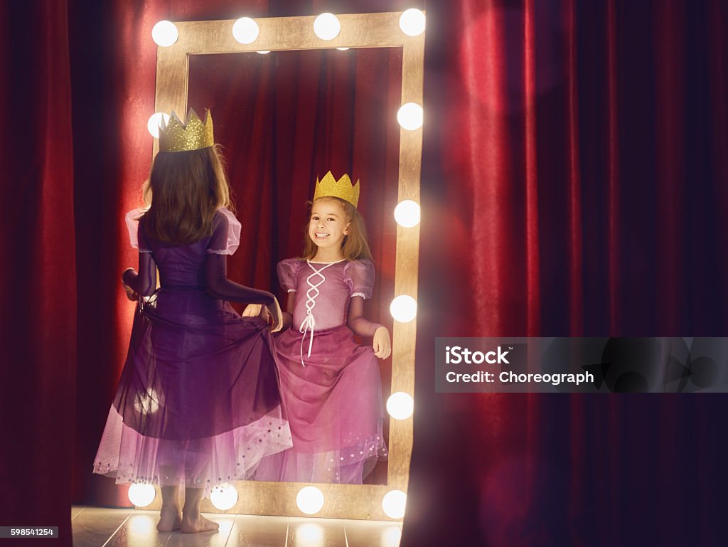 Linda pequeña actriz. - Foto de stock de Niño libre de derechos