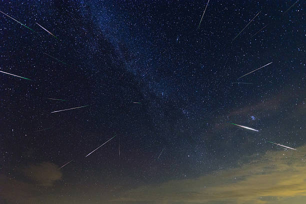 estallido de lluvia de meteoros perseidas 2016 - lluvia de meteoritos fotografías e imágenes de stock