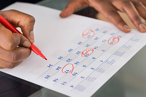 istock Person Marking Important Date On Calendar 598543016