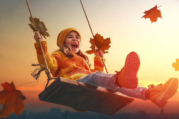 dziecko bawi się jesienią - child little girls smiling autumn zdjęcia i obrazy z banku zdjęć