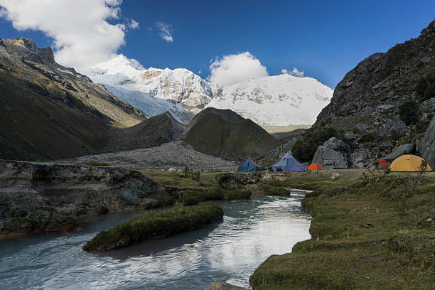 안데스에서 캠핑 - mountain peru cordillera blanca mountain range 뉴스 사진 이미지