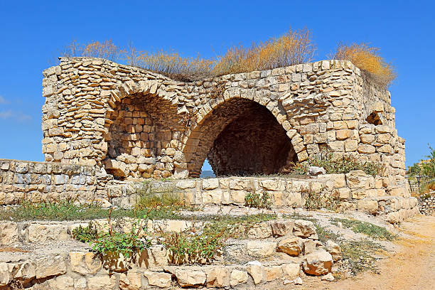 rovine di una vecchia casa a safed, alta galilea, israele - safed foto e immagini stock