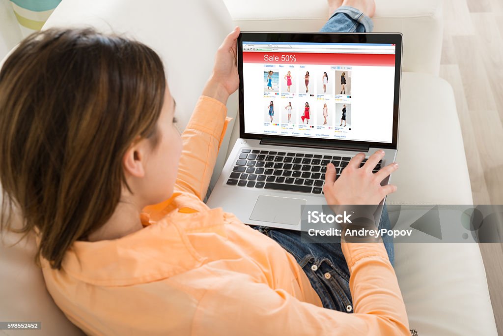 Mulher fazendo compras no laptop - Foto de stock de Compra online royalty-free