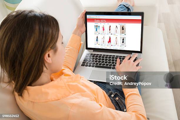 Foto de Mulher Fazendo Compras No Laptop e mais fotos de stock de Compra online - Compra online, Monitor de computador, Laptop