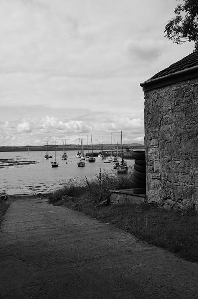 ボートで limekilns - scotland fife firth of forth waterbreak ストックフォトと画像