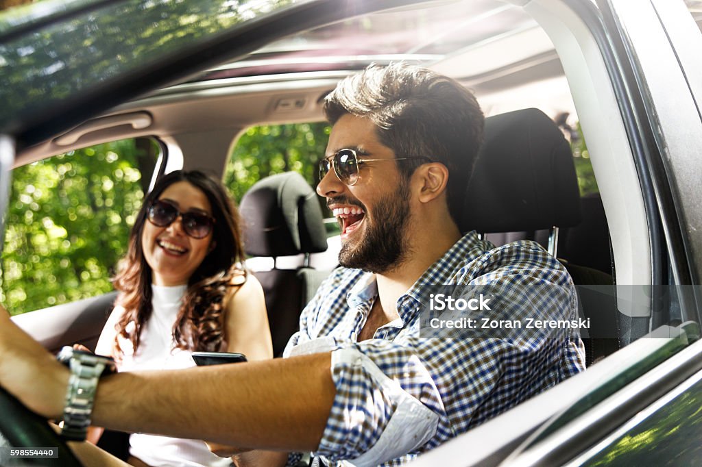 Portrait d’un jeune couple assis en voiture - Photo de Voiture libre de droits