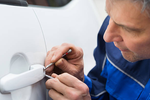 車のドアを開くために手持ちロックピッカー - hand open ストックフォトと画像