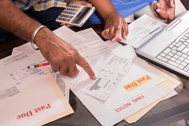 casal sênior pagando contas mensais em casa. - financial burden - fotografias e filmes do acervo