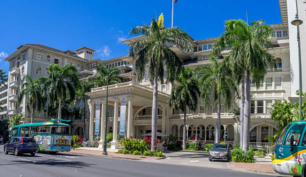 moana surfrider em honolulu - building exterior hawaii islands palm tree beach - fotografias e filmes do acervo