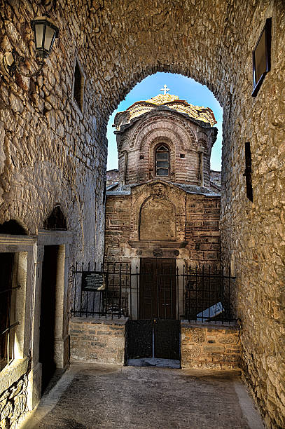 ピルジ、キオス、ギリシャのアギイアポストローイの垂直hdrビュー。 - door greek culture doorway church ストックフォトと画像