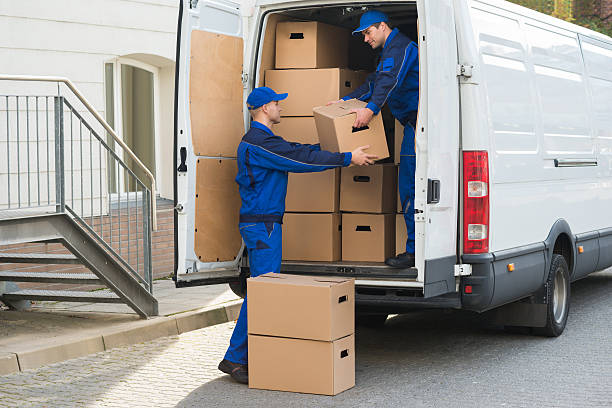 livreurs déchargeant les boîtes du camion - moving van truck delivery van van photos et images de collection