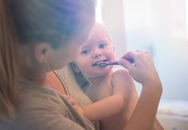 малыш чистить зубы - brushing teeth brushing dental hygiene human teeth стоковые фото и изображения