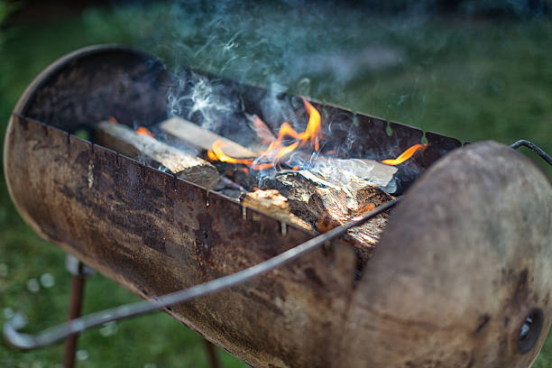 barbecue fire grill gros plan, isolé sur fond noir - charbroil photos et images de collection