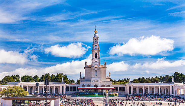 13. mai feier maria basilika dame rosenkranz fatima portugal - penitente people stock-fotos und bilder