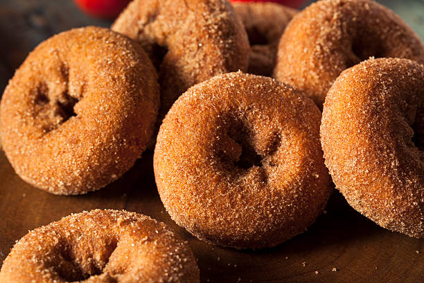 donuts caseros de sidra de manzana azucarada - canela especia fotos fotografías e imágenes de stock