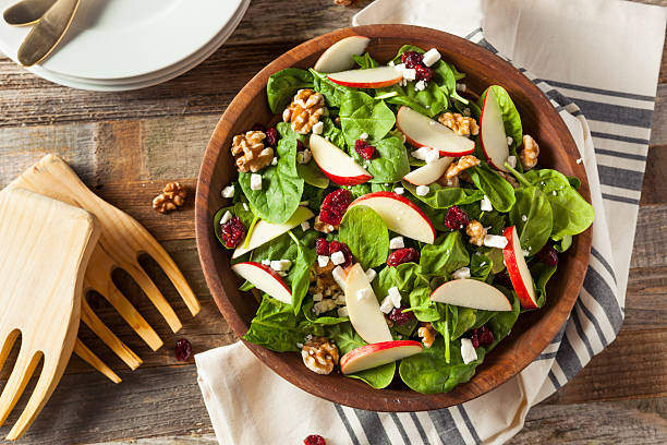 salade d’épinards aux pommes aux noix d’automne faite maison - salade composée photos et images de collection