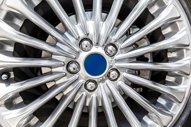 borde del neumático del coche de cerca - hubcap chrome wheel car fotografías e imágenes de stock