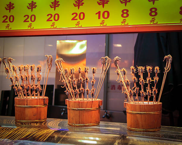 escorpiões e cavalos-marinhos em uma vara - comida típica chinesa - dongcheng district - fotografias e filmes do acervo