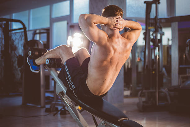 entrenamiento de sentada inclinada - deltoid fotografías e imágenes de stock