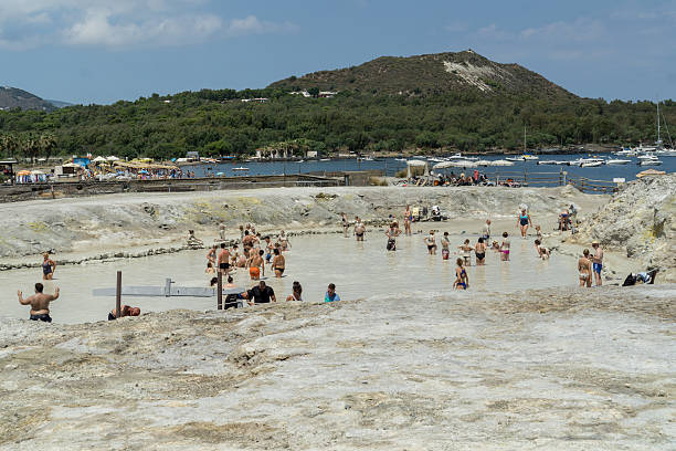 playa natural de lodo sulfuroso en la isla vulcano - vulcano fotografías e imágenes de stock