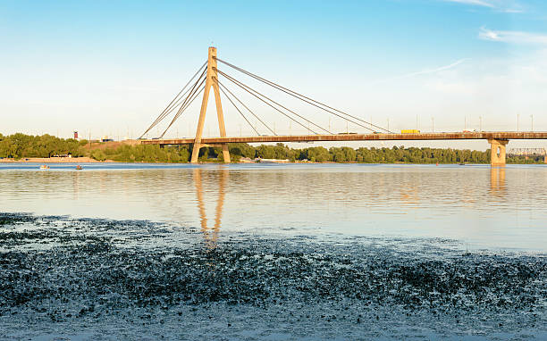 istock View of the Moskovsky  Bridge in Kiev 598670698