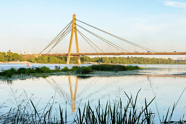 istock View of the Moskovsky  Bridge in Kiev 598670838