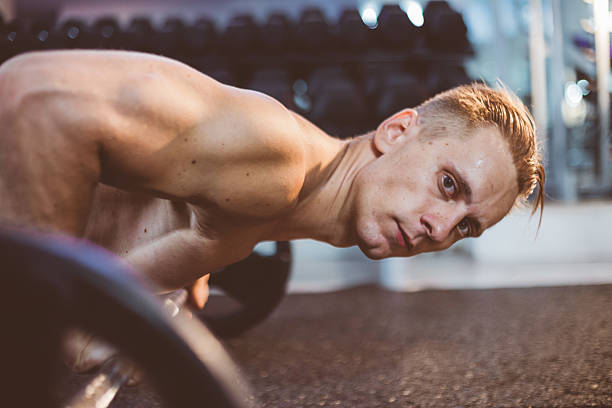 flexão de exercícios - men muscular build abdominal muscle large - fotografias e filmes do acervo