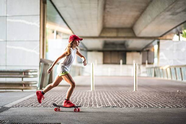 かわいいスケートボードの女の子 - skateboarding skateboard teenager child ストックフォトと画像