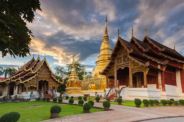 wat phra singh au coucher du soleil, thaïlande - wat phra sing photos et images de collection