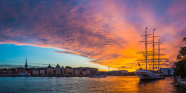 puesta de sol de estocolmo sobre gamla stan agujas y barcos panorama suecia - af chapman fotografías e imágenes de stock