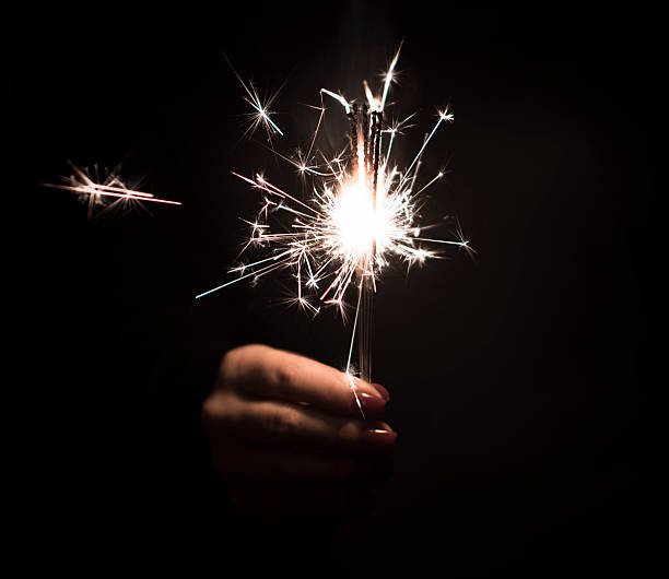 é hora de comemoração de aniversário - sparkler sparks new years eve human hand - fotografias e filmes do acervo