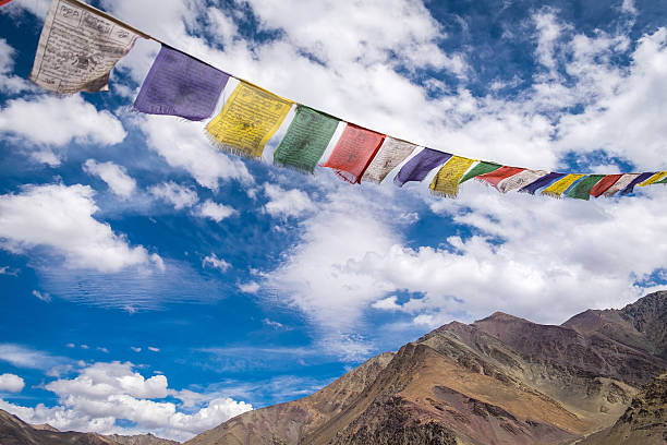 modlitwa flagi świętej tradycyjnej flagi z błękitnym niebem - flag of tibet zdjęcia i obrazy z banku zdjęć