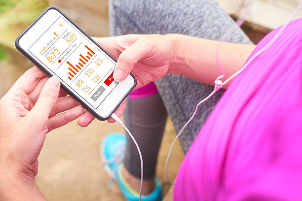 istock run analysis on fitness app 598676594