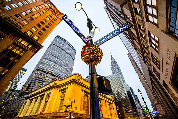 decorações de natal nas ruas de nova york, eua - chrysler building grand central station built structure midtown manhattan - fotografias e filmes do acervo