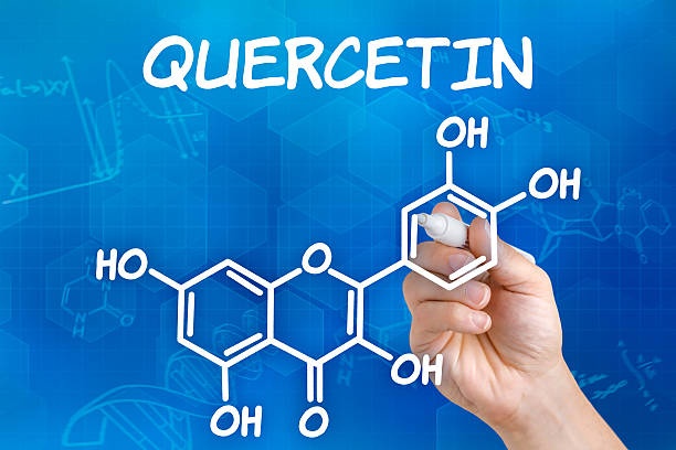 ケルセチンの化学式を描くペンと手 - quercetin ストックフォトと画像