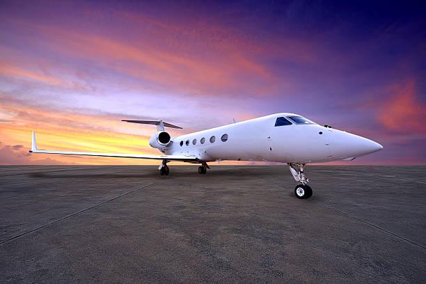 avion de ligne sur l’aire de stationnement - jet photos et images de collection