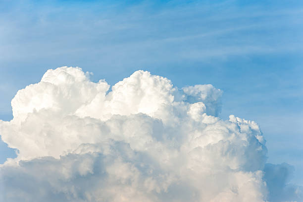 weißer donner congestus wolken in blauer himmel hintergrund. - storm cloud stratosphere overcast four seasons stock-fotos und bilder