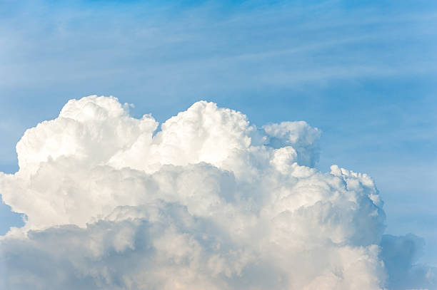 biały oocytu congestus niebieskie niebo chmury w tle. - storm cloud stratosphere overcast four seasons zdjęcia i obrazy z banku zdjęć