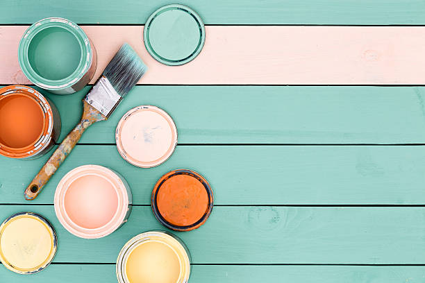 sfondo di assi del pavimento, lattine di vernice e pennello - household tool foto e immagini stock