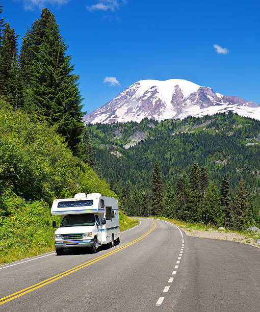 rv camper em road trip tour, parque nacional mount rainier - trailer park - fotografias e filmes do acervo